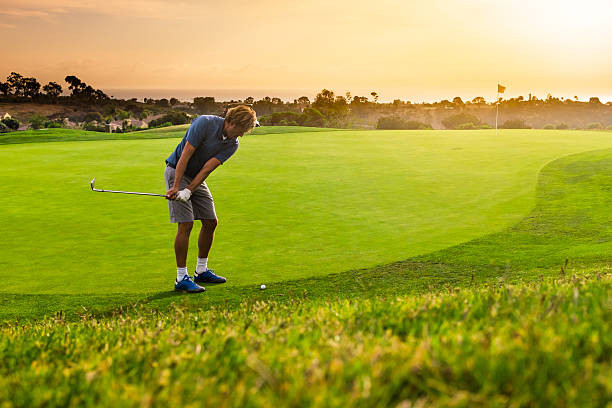 golfer chipping - 低切球 個照片及圖片檔