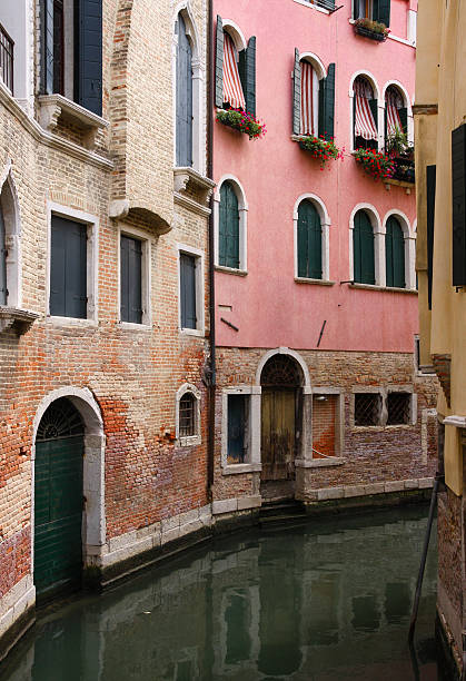 venecia canal street - venice italy italy grand canal built structure fotografías e imágenes de stock