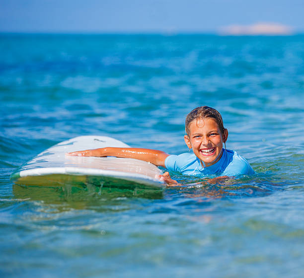 istock Girl with surf 472812576