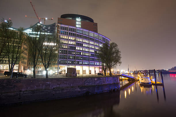 istock hamburg sandtorhoeft at night 472813240