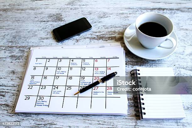 Verificar Las Actividades En El Calendario Mensual Foto de stock y más banco de imágenes de Actividad de fin de semana - Actividad de fin de semana, Calendario, Ocupado