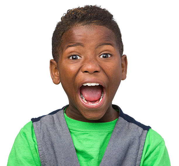niño asustado chillar - surprise shouting child black and white fotografías e imágenes de stock