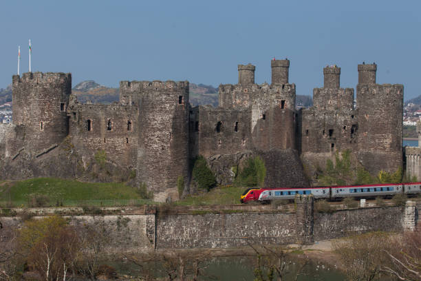 castillo de conwy y virgin trenes las lentes voyager tren de pasajeros - conwy castle train travel people traveling fotografías e imágenes de stock