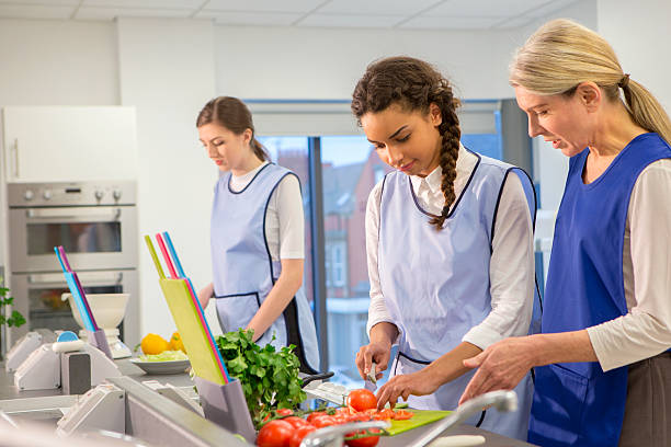 grupo de alunos de aprendizagem de cozinheiros com instrutor - chef trainee cooking teenager imagens e fotografias de stock