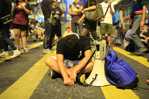 피곤했다 남자아이 앉다 도로 - parasol umbrella asian ethnicity asian culture 뉴스 사진 이미지