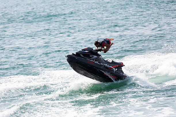 człowiek na jetski - wake jet boat water water sport zdjęcia i obrazy z banku zdjęć