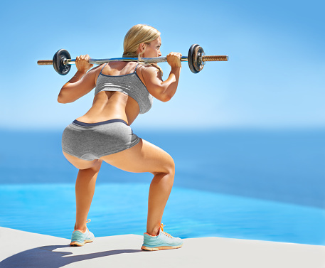 Rearview shot of a young woman doing squats with a barbell outsidehttp://195.154.178.81/DATA/i_collage/pi/shoots/804581.jpg