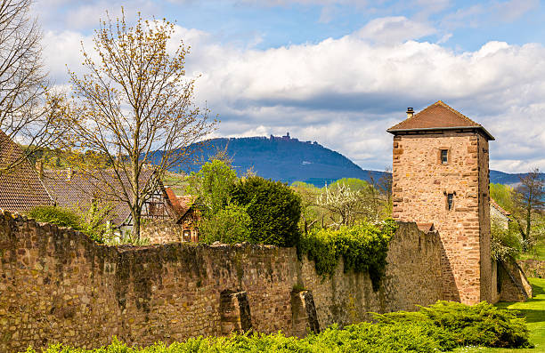 средневековые укрепления бергхайма (bergheim)-о - rhin, франция - haut rhin стоковые фото и изображения