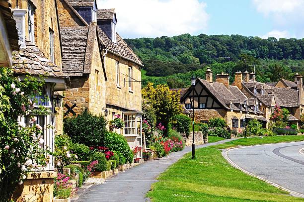 village street et broadway. - cotswold photos et images de collection