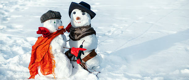 istock Couple of snowmen 472865702