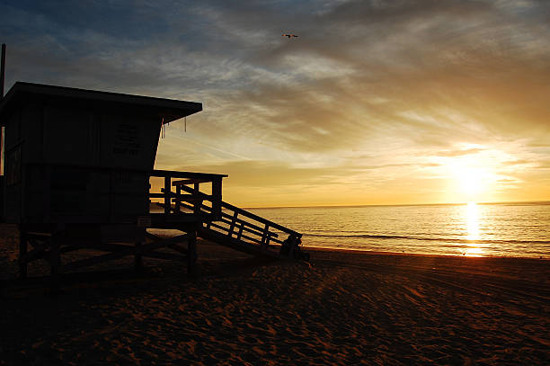 santa monica california au coucher du soleil - lifeguard santa monica beach city of los angeles beach photos et images de collection