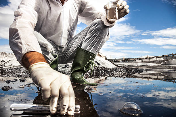 scientifique analyse de l'eau de la rivière - water pollution photos et images de collection