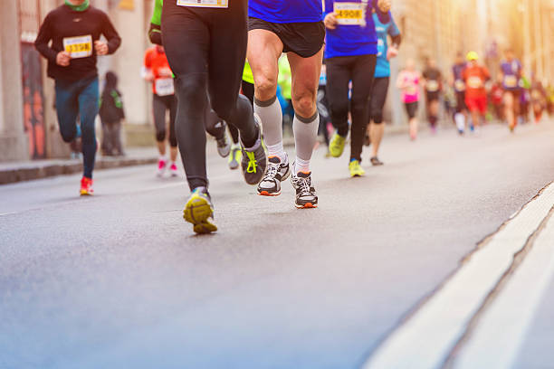 junge läufer - marathon stock-fotos und bilder