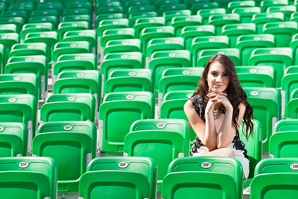 단독 요법보다 청중석 여름 영화 - stadium empty seat women 뉴스 �사진 이미지
