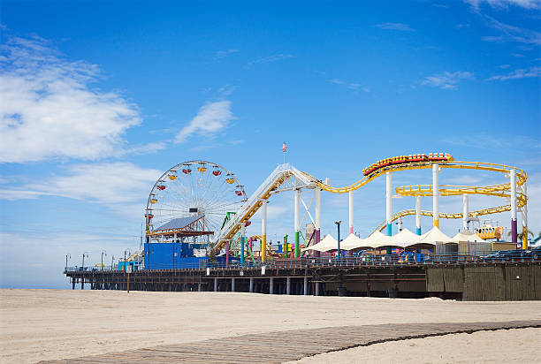 praia e pier de santa mônica - santa monica beach los angeles county city of los angeles - fotografias e filmes do acervo