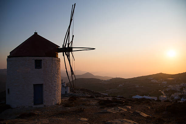 Moinho de vento na Ilha Amorgos - foto de acervo