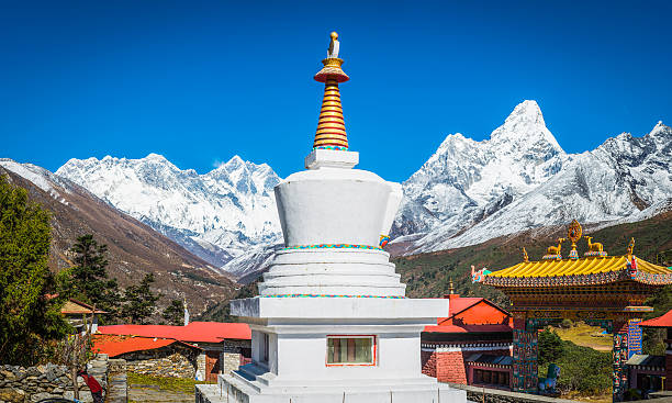 buddhist stupa tengboche monastery overlooked by everest himalaya mountains nepal - kloster fotografier bildbanksfoton och bilder