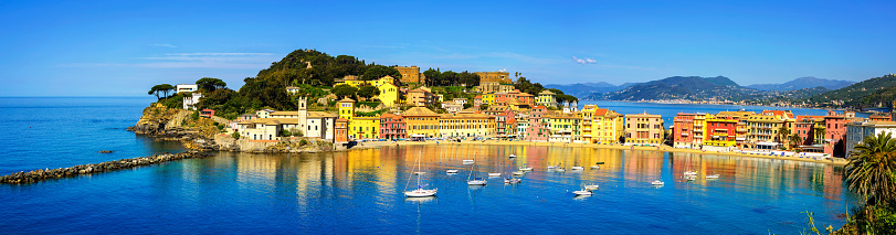 Sestri Levante, silencio a la bahía y vista panorámica al mar de la playa.   Liguria, Ita  photo