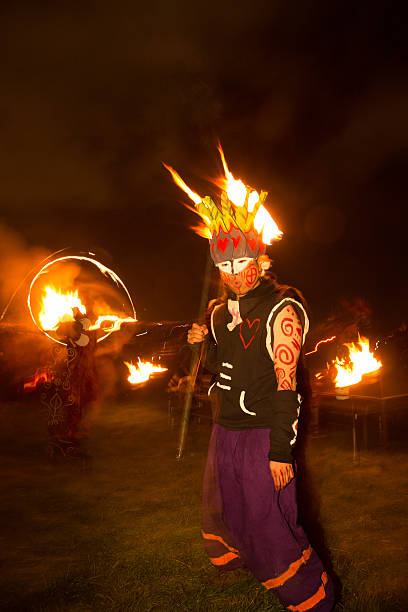 fuoco al fuoco beltane festival di edimburgo - celtic culture paganism men fire foto e immagini stock