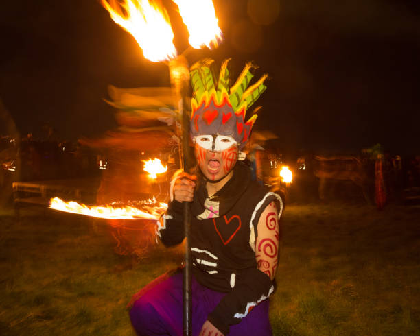 fuoco al fuoco beltane festival di edimburgo - celtic culture paganism men fire foto e immagini stock