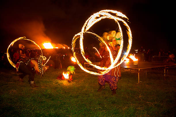 fuoco al fuoco beltane festival di edimburgo - celtic culture paganism men fire foto e immagini stock