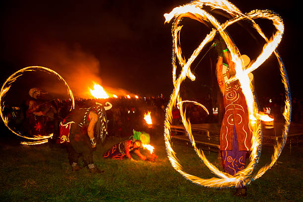 fuoco al fuoco beltane festival di edimburgo - celtic culture paganism men fire foto e immagini stock