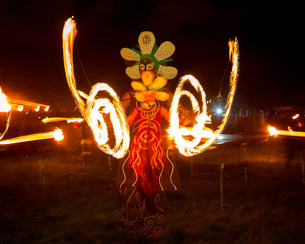 fuoco al fuoco beltane festival di edimburgo - celtic culture paganism men fire foto e immagini stock