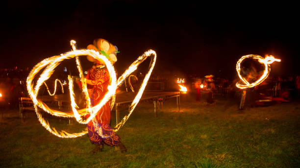 fuoco al fuoco beltane festival di edimburgo - celtic culture paganism men fire foto e immagini stock