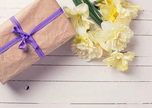 istock Gift bos and flowers 472915354