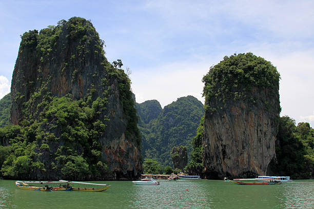 остров на андаманское море, таиланд - phuket province beach blue cliff стоковые фото и изображения
