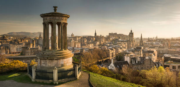 skyline di edimburgo - carlton hill foto e immagini stock