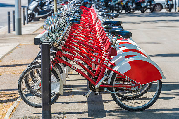 자전거 만들진 연립, barcelona - urban scene red diminishing perspective bicycle 뉴스 사진 이미지