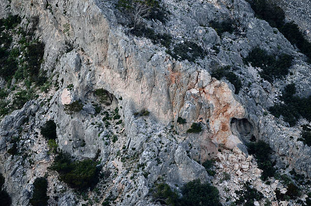 istock Cable cars montain 472963110