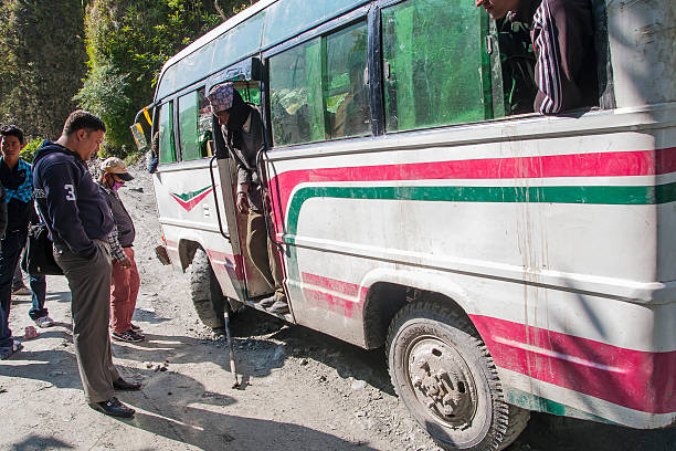 échec de l'autobus sur la route cahoteuse népalais - rickshaw nepal men indian culture photos et images de collection