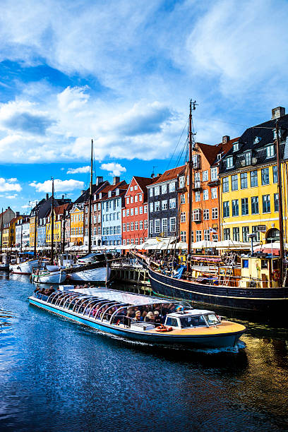 widok kopenhaga słynny kanał z łodzi i domy - nyhavn canal zdjęcia i obrazy z banku zdjęć