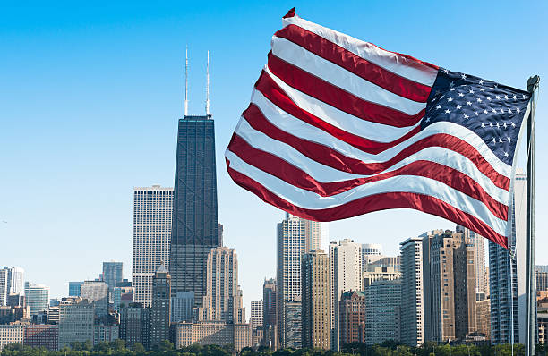 bandeira dos eua acenando para um feriado nacional em chicago - boston skyline back bay massachusetts - fotografias e filmes do acervo