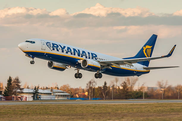 ryanair boeing 737 - boeing photos et images de collection