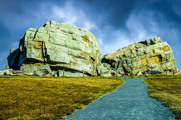 okotoks alberta's big rocks irregular y vehemente sky - okotoks fotografías e imágenes de stock