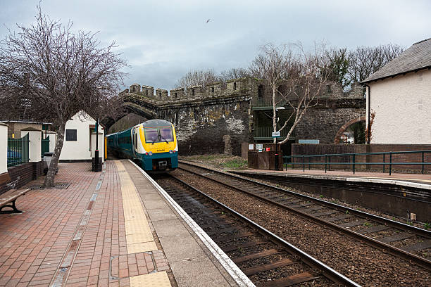 conwy estação ferroviária north wales. - conwy castle train travel people traveling - fotografias e filmes do acervo