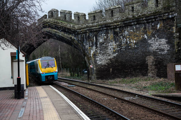 conwy la estación de ferrocarril norte de gales. - conwy castle train travel people traveling fotografías e imágenes de stock