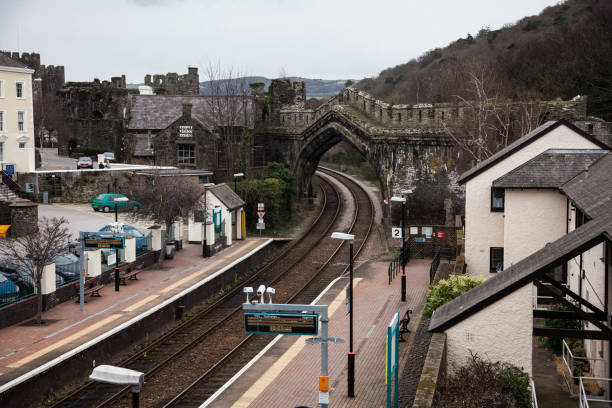 conwy estação ferroviária north wales - conwy castle train travel people traveling - fotografias e filmes do acervo