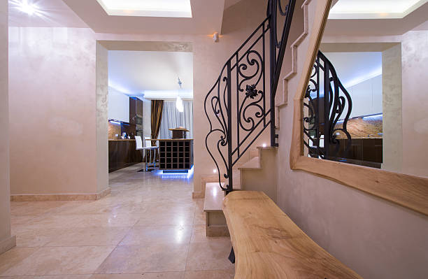 corridoio moderno e scalinata in casa interni - staircase indoors wrought iron mansion foto e immagini stock