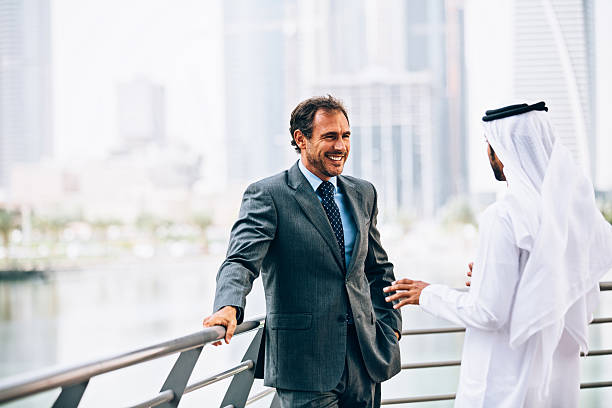 istock Emirati e businessman doing business 473016470