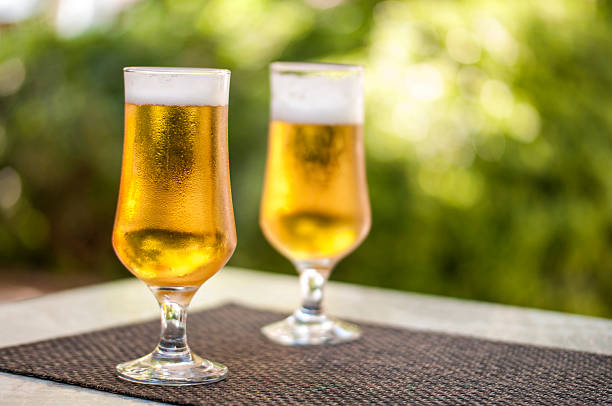 copos de cerveja - serving drink beer garden beer glass imagens e fotografias de stock