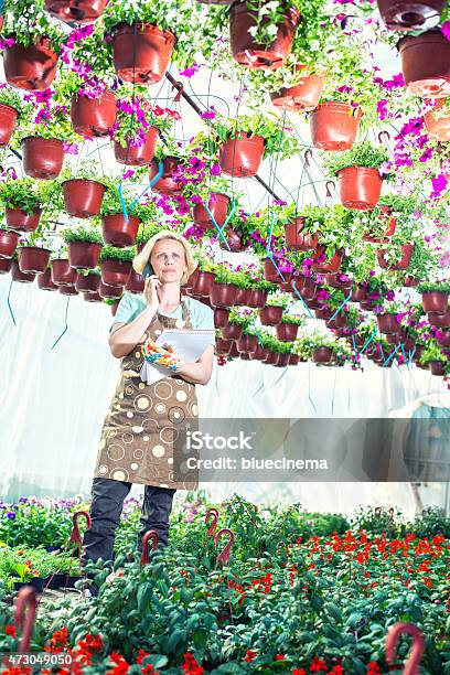 Florista Mujer Hablando Por Teléfono En El Restaurante Greenhouse Foto de stock y más banco de imágenes de Diálogo