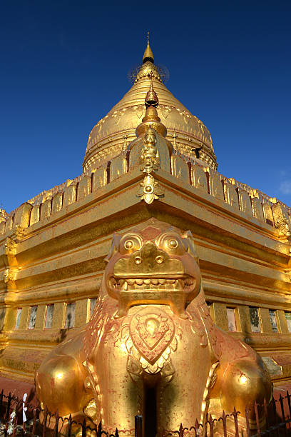 shwezigon pagoda en nyaung u, myanmar de bagán - burmese culture myanmar gold lion fotografías e imágenes de stock