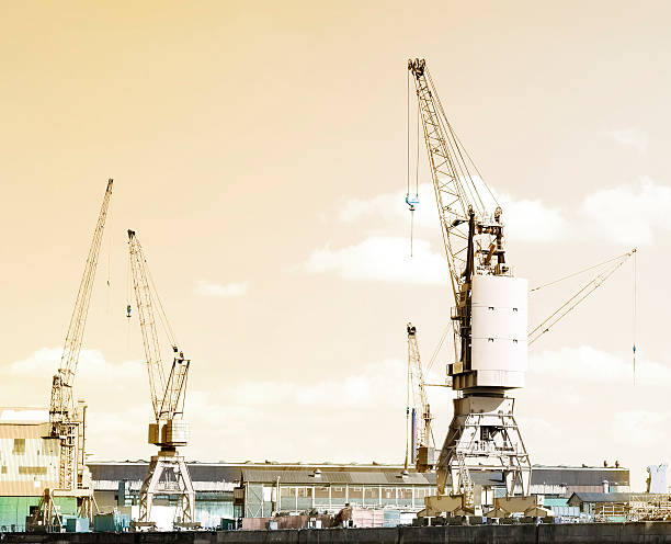 estaleiro ou wharf de porto de hamburgo - hamburg germany harbor cargo container commercial dock imagens e fotografias de stock