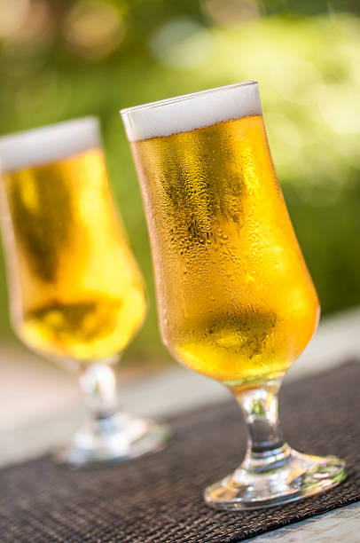 szklanki piwa - serving drink beer garden beer glass zdjęcia i obrazy z banku zdjęć