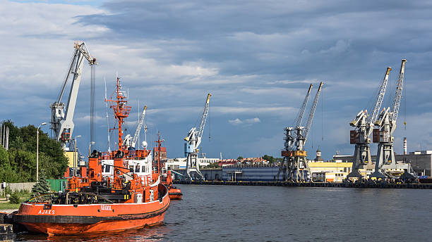 tugboats の埠頭 - large business chimney cloud ストックフォトと画像