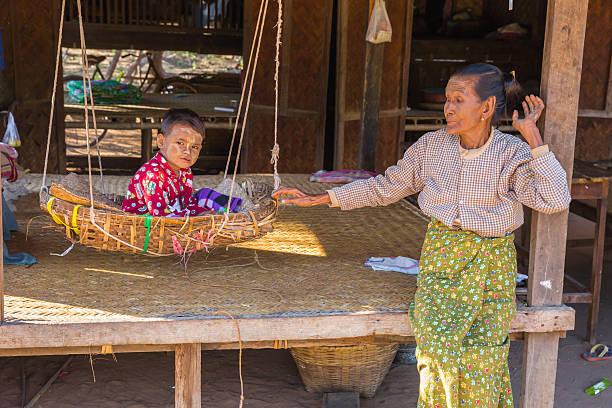 birmano/a figlio/a in un villaggio nei pressi di bagan - bagan myanmar burmese culture family foto e immagini stock